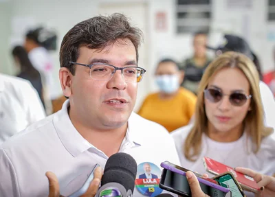 Rafael Fonteles vota em Teresina