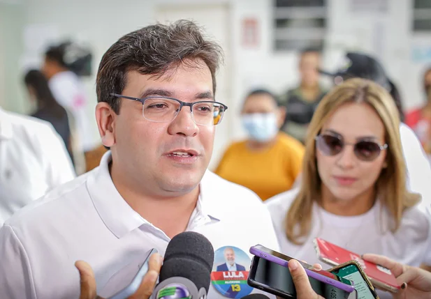 Rafael Fonteles vota em Teresina