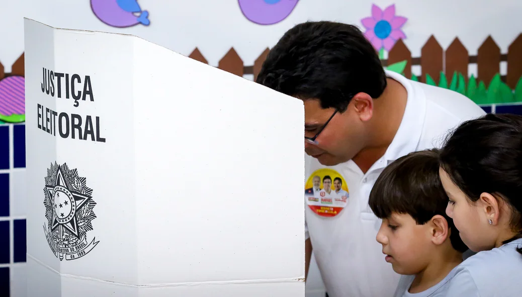 Rafael Fonteles votou com a presença dos filhos