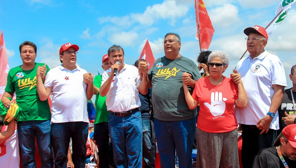 Rafael Fonteles, Wellington Dias, Flávio Dino, Regina Sousa e Dr. Pessoa participam de ato pró-Lula