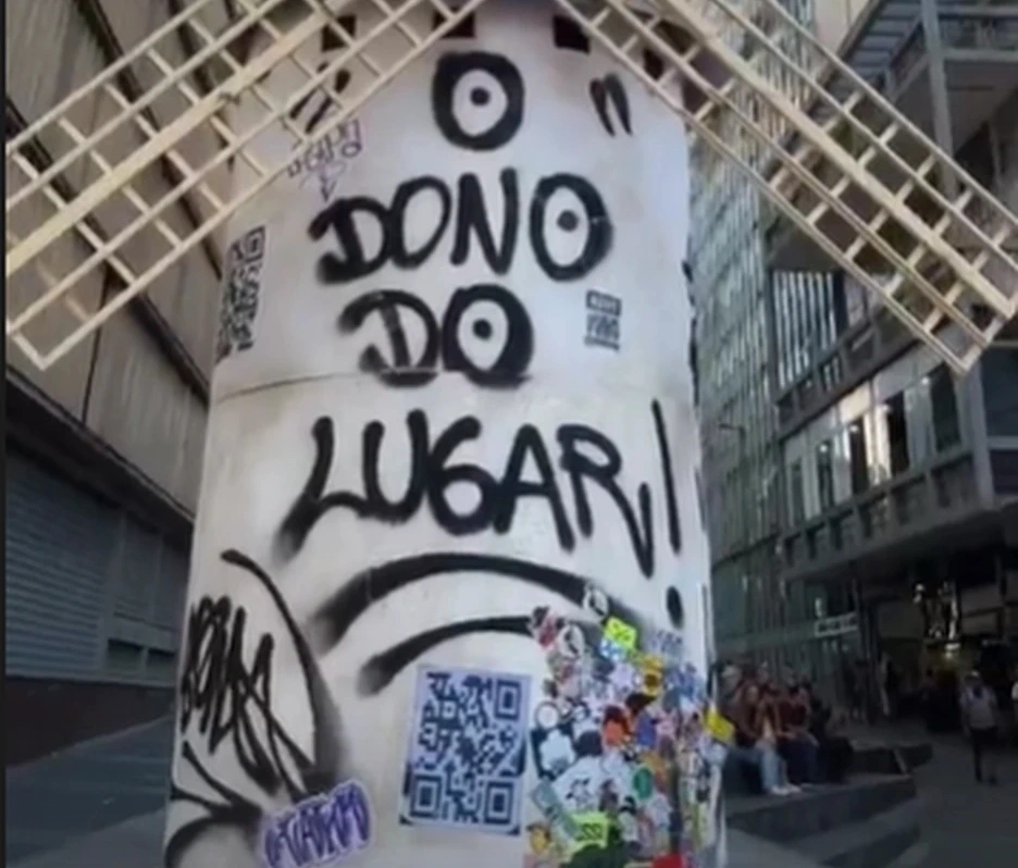 Rapper instalou um moinho de vento na Praça Sete, no Centro de Belo Horizonte para divulgar disco