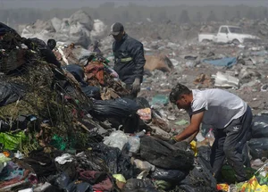 Recicladores examinam montes de lixo em um aterro sanitário para papelão, plástico e metal, que vendem em turnos de trabalho de 12 horas, em Lujan, arredores de Buenos Aires, em 5 de outubro
