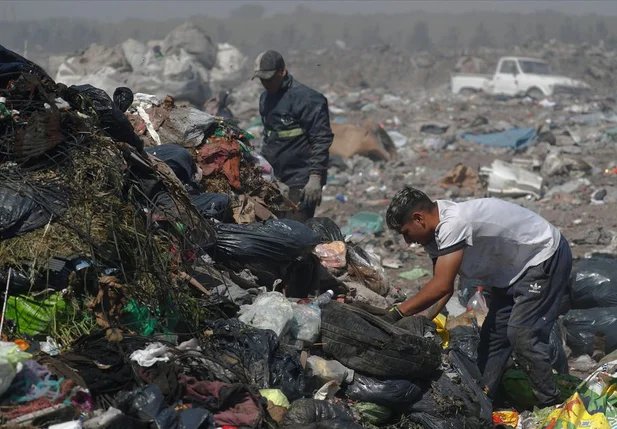 Recicladores examinam montes de lixo em um aterro sanitário para papelão, plástico e metal, que vendem em turnos de trabalho de 12 horas, em Lujan, arredores de Buenos Aires, em 5 de outubro