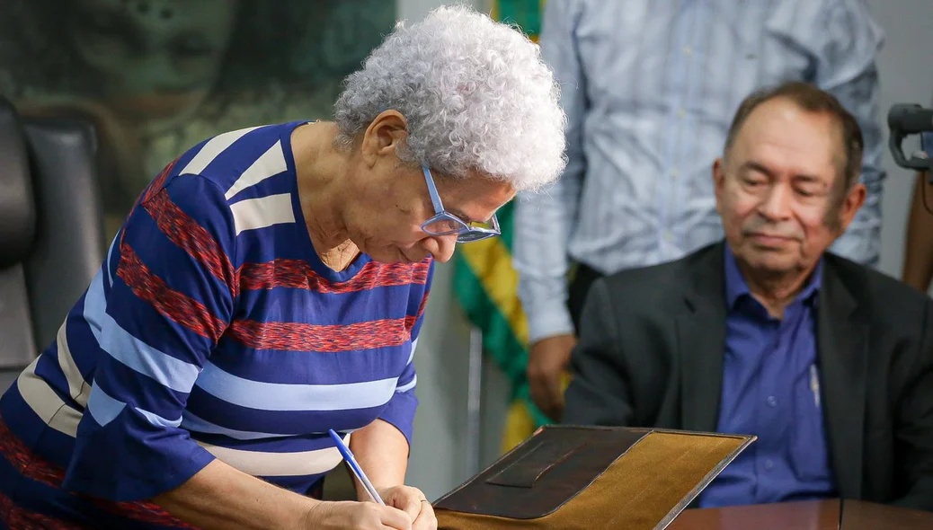 Regina Sousa assina promoção de professores