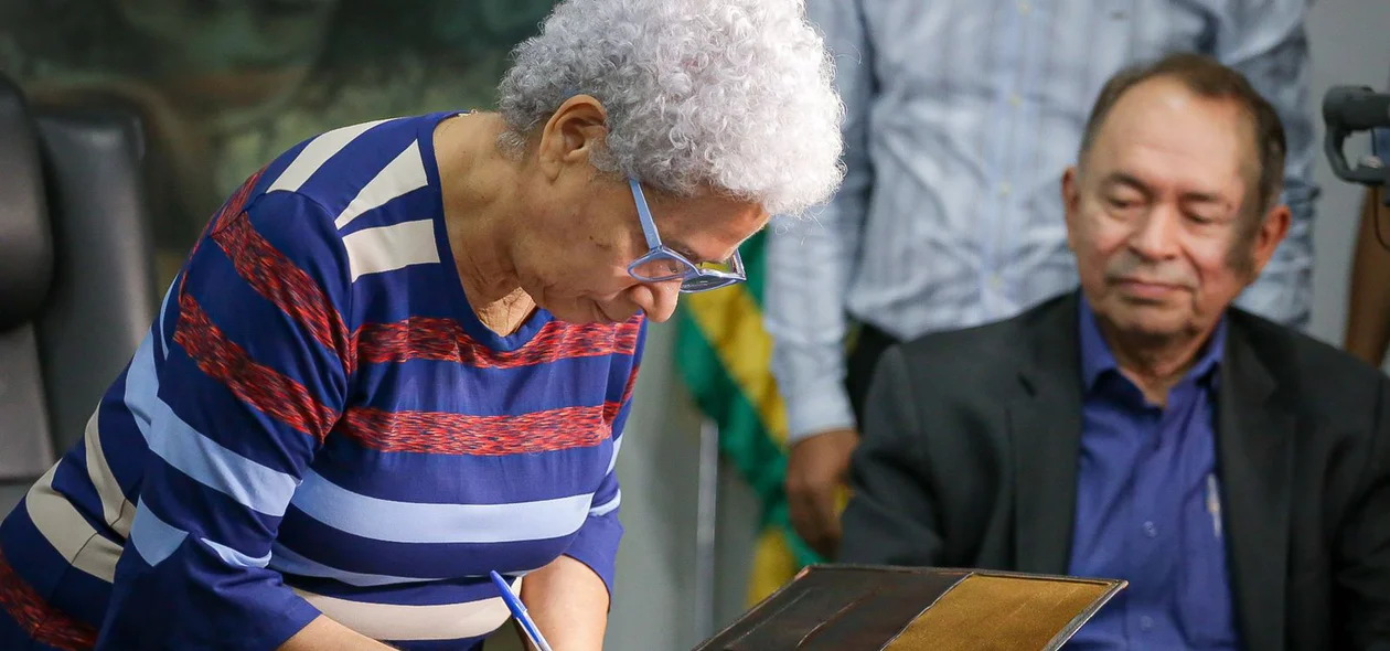 Regina Sousa assina promoção de professores