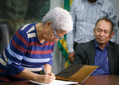 Regina Sousa assina promoção de professores