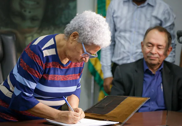 Regina Sousa assina promoção de professores