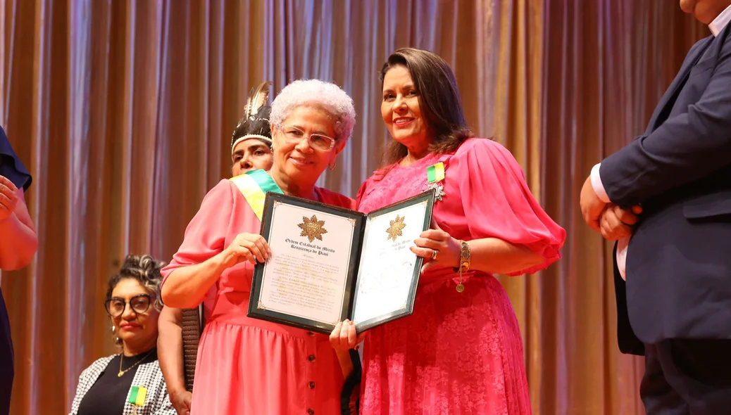 Regina Sousa durante solenidade de entrega da Medalha de Honra ao Mérito Renascença
