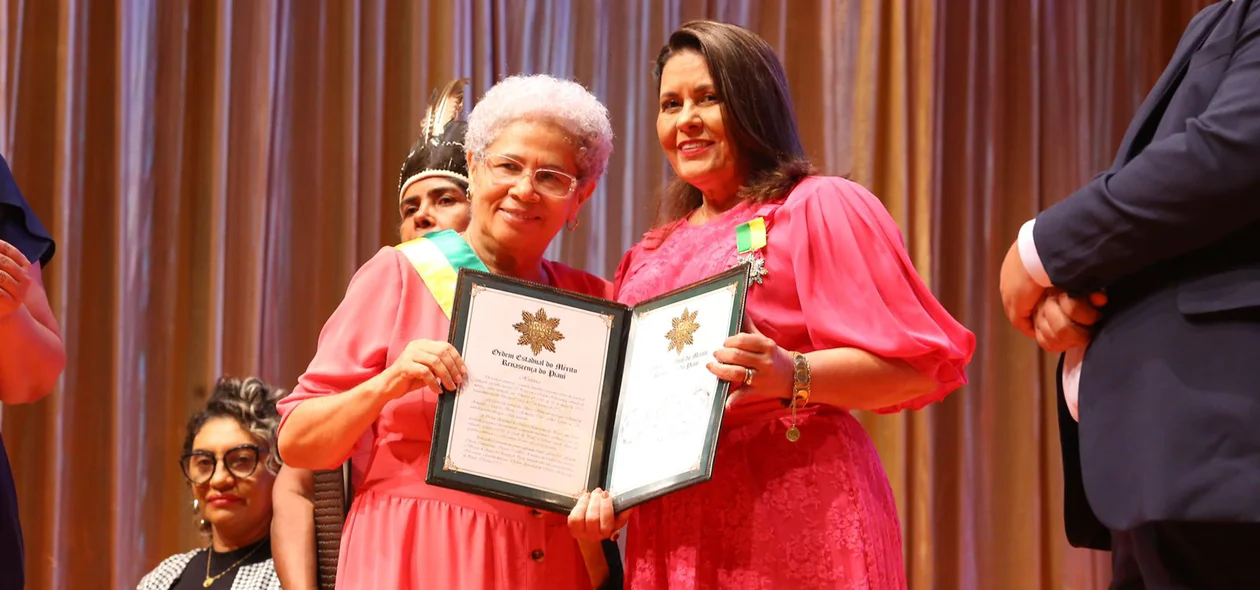 Regina Sousa durante solenidade de entrega da Medalha de Honra ao Mérito Renascença