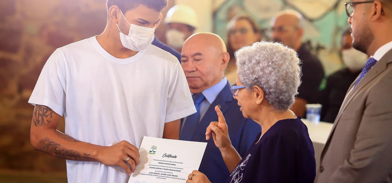 Regina Sousa entrega certificado para internos da Penitenciária Major César Oliveira