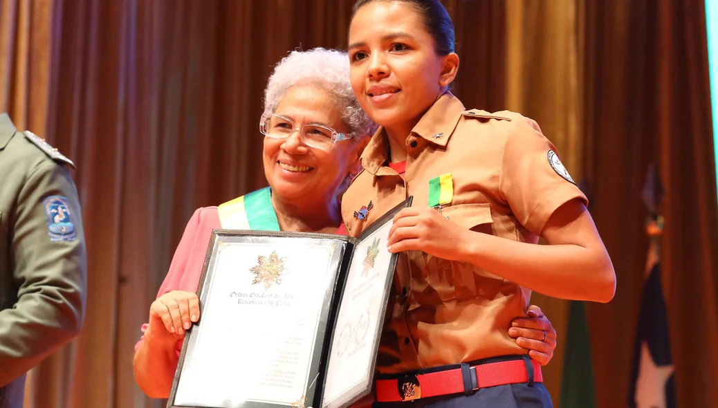Regina Sousa entrega homenageia personalidades importantes para o Piauí