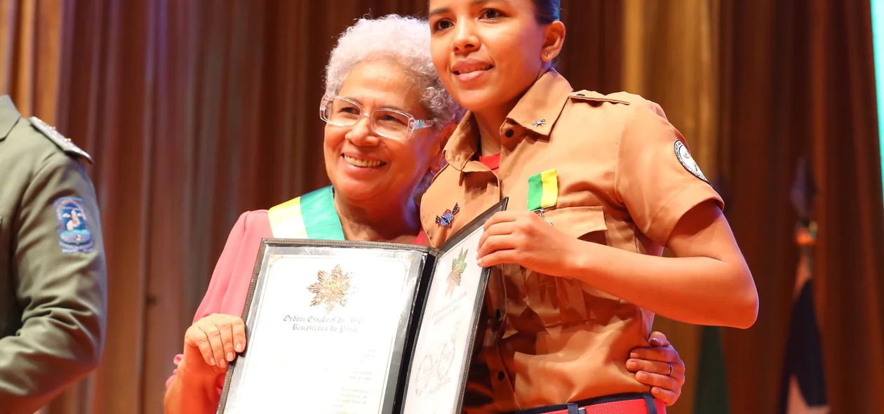 Regina Sousa entrega homenageia personalidades importantes para o Piauí