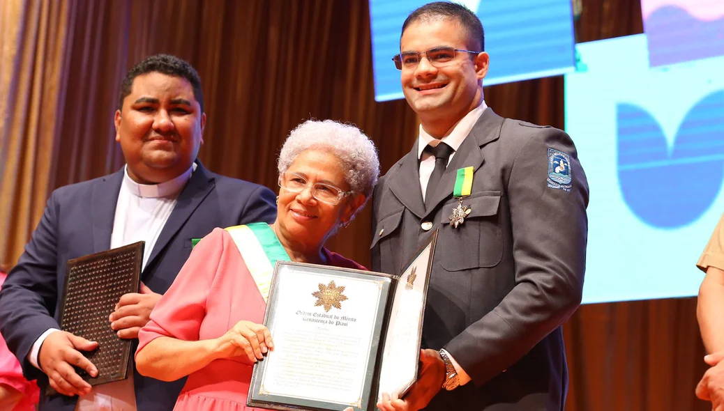 Regina Sousa entrega homenagem