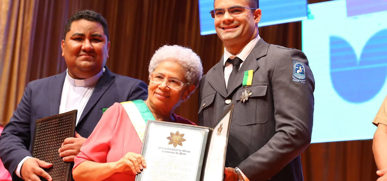 Regina Sousa entrega homenagem