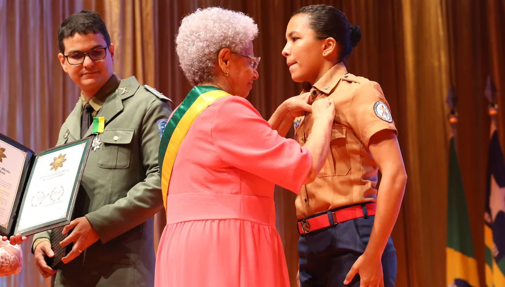 Regina Sousa entrega medalha a homenageada