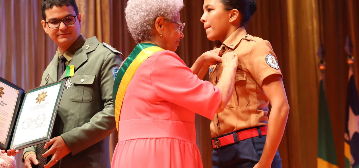 Regina Sousa entrega medalha a homenageada