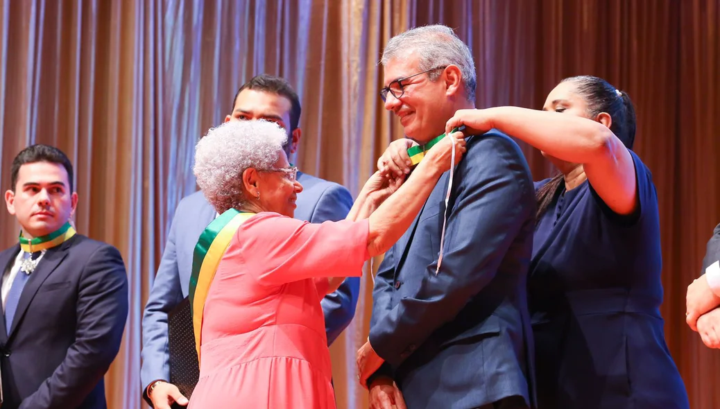 Regina Sousa entrega medalha a homenageado