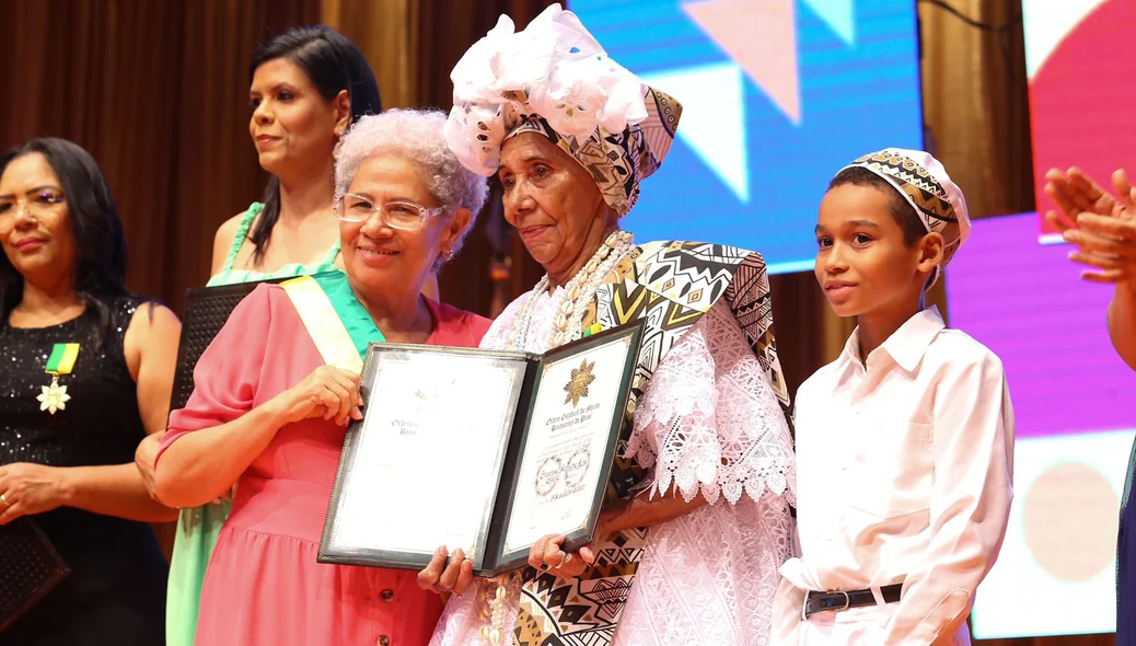 Regina Sousa entrega medalha de honra a homenageada