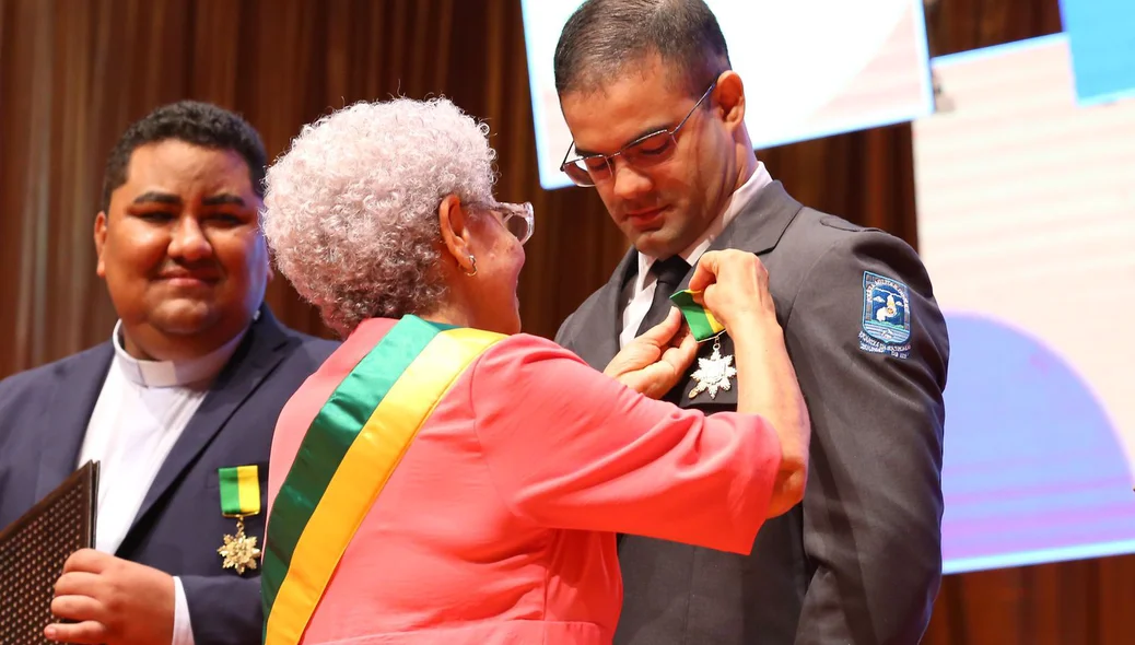 Regina Sousa entrega Medalha de Honra ao Mérito Renascença