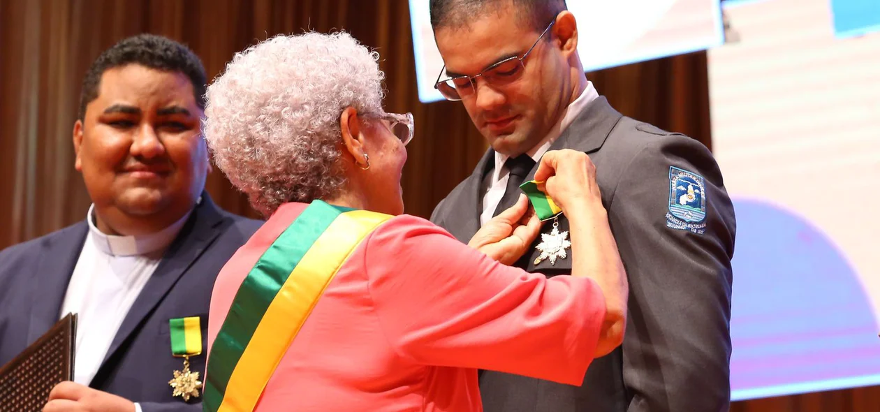 Regina Sousa entrega Medalha de Honra ao Mérito Renascença