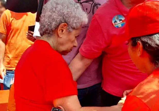 Regina Sousa passa mal em ato a favor de Lula na ponte da Amizade
