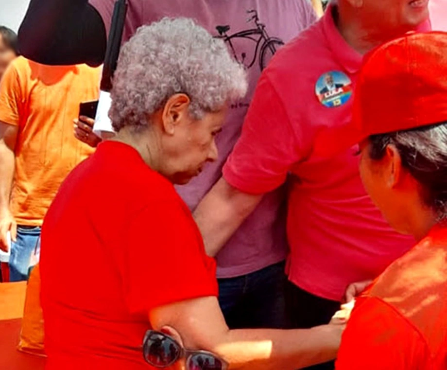 Regina Sousa passa mal em ato a favor de Lula na ponte da Amizade