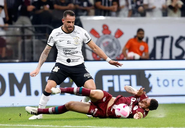 Renato Augusto, do Corinthians, disputa a bola com Nino, do Fluminense