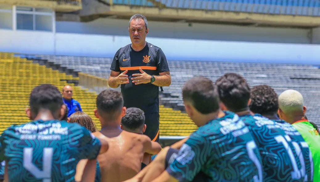 Robson Zimerman conversando com jogadores