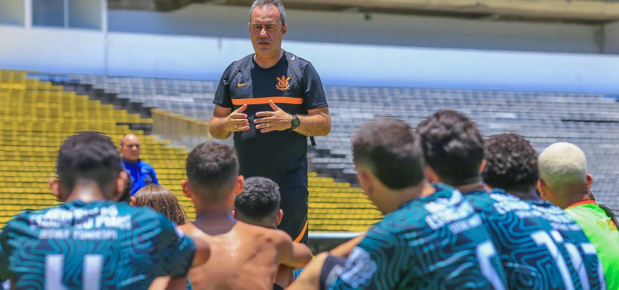Robson Zimerman conversando com jogadores