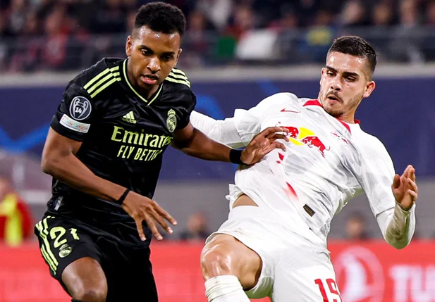 Rodrygo em disputa de bola com André Silva