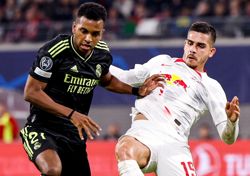 Rodrygo em disputa de bola com André Silva