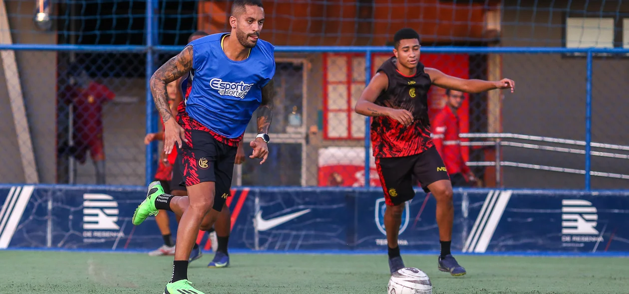 Rômulo disputando a bola