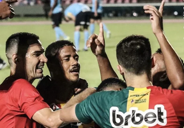 Sampaio Corrêa comemorando gol diante do Grêmio na Série B