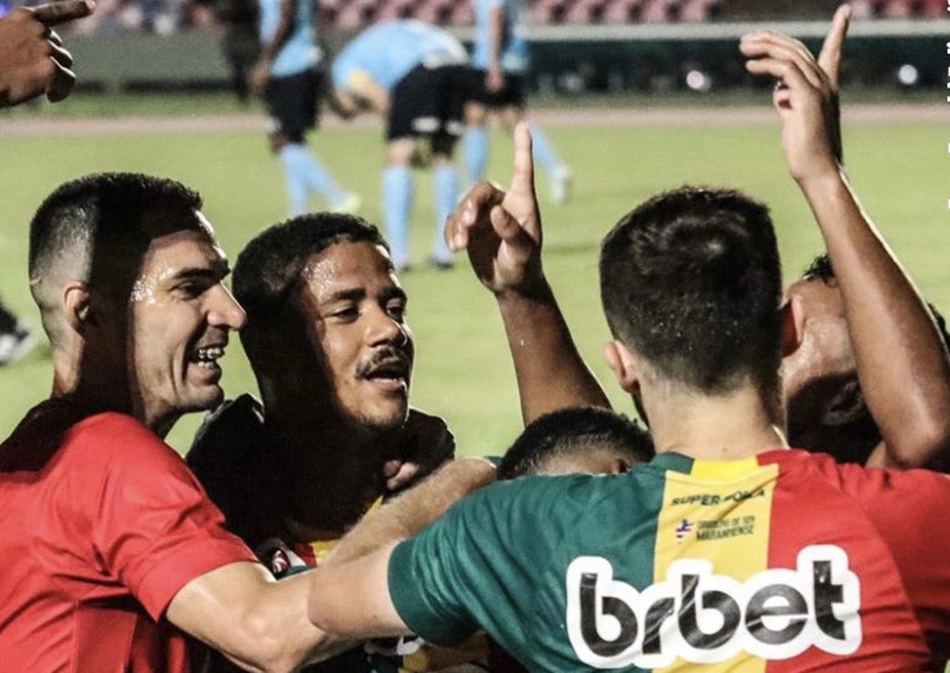 Sampaio Corrêa comemorando gol diante do Grêmio na Série B