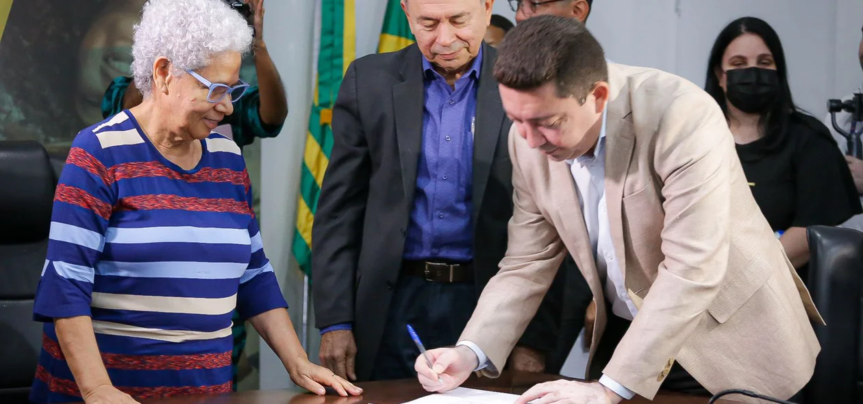 Secretário Ellen Gera assina promoção