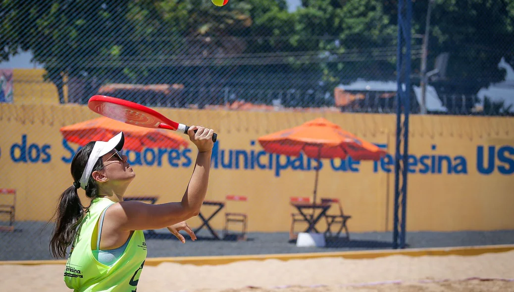 Servidora municipal jogando beach tenis