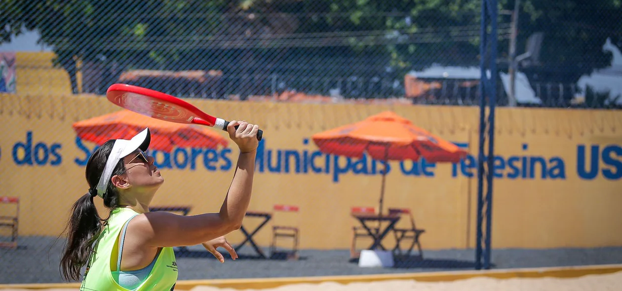 Servidora municipal jogando beach tenis