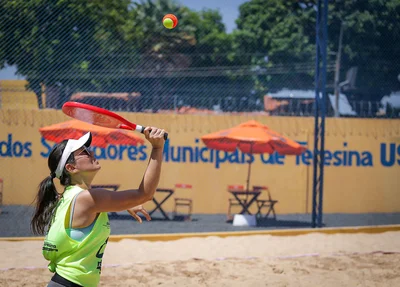 Servidora municipal jogando beach tenis