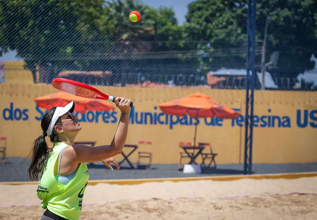 Servidora municipal jogando beach tenis