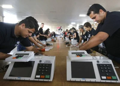 Servidores da Justiça Eleitoral preparam urnas eletrônicas