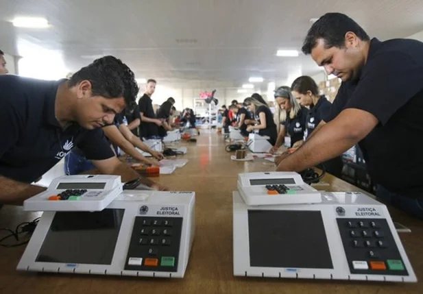 Servidores da Justiça Eleitoral preparam urnas eletrônicas