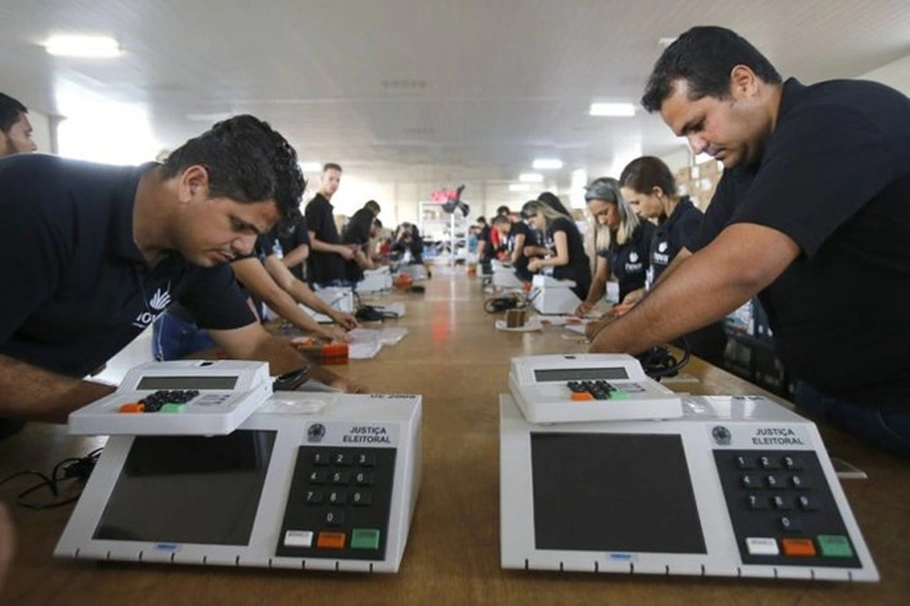 Servidores da Justiça Eleitoral preparam urnas eletrônicas