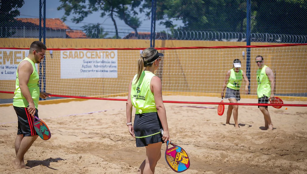 Servidores Municipais jogando  beach tennis