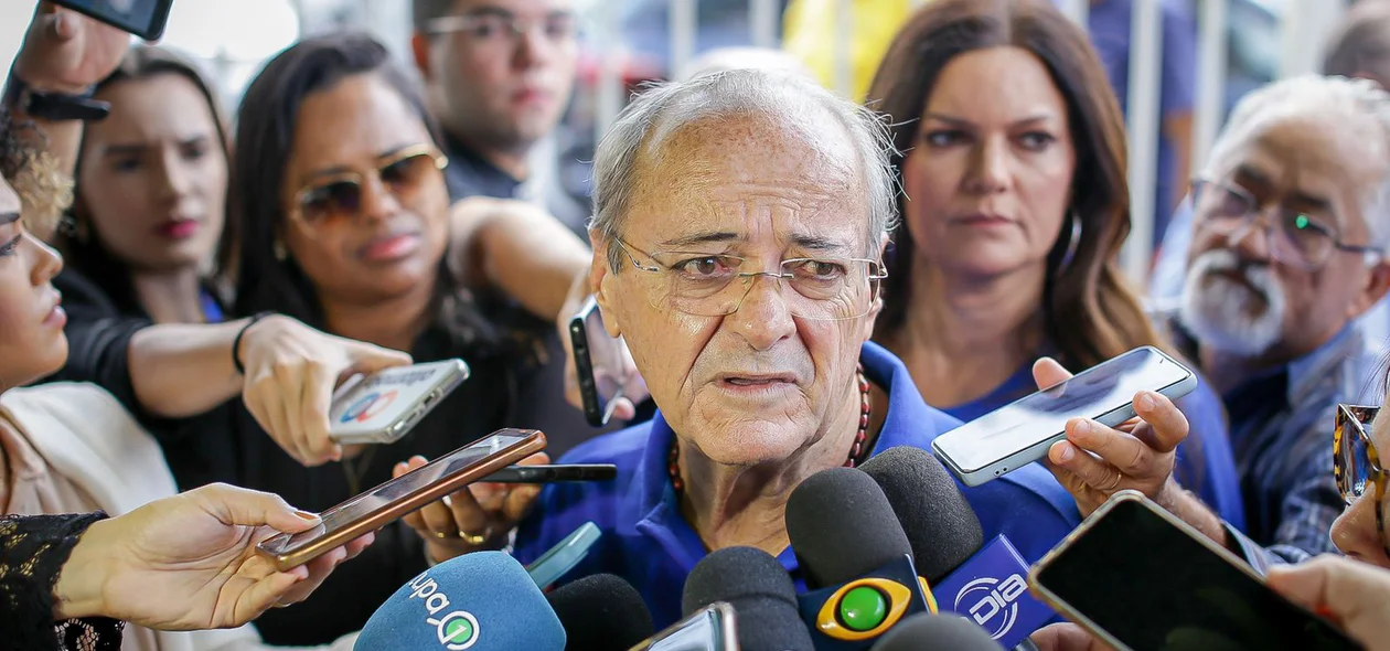 Sílvio Mendes conversa com a imprensa
