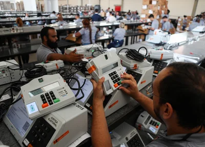 Técnicos do Tribunal Regional Eleitoral do Distrito Federal trabalham durante o processo de lacração das urnas eletrônicas