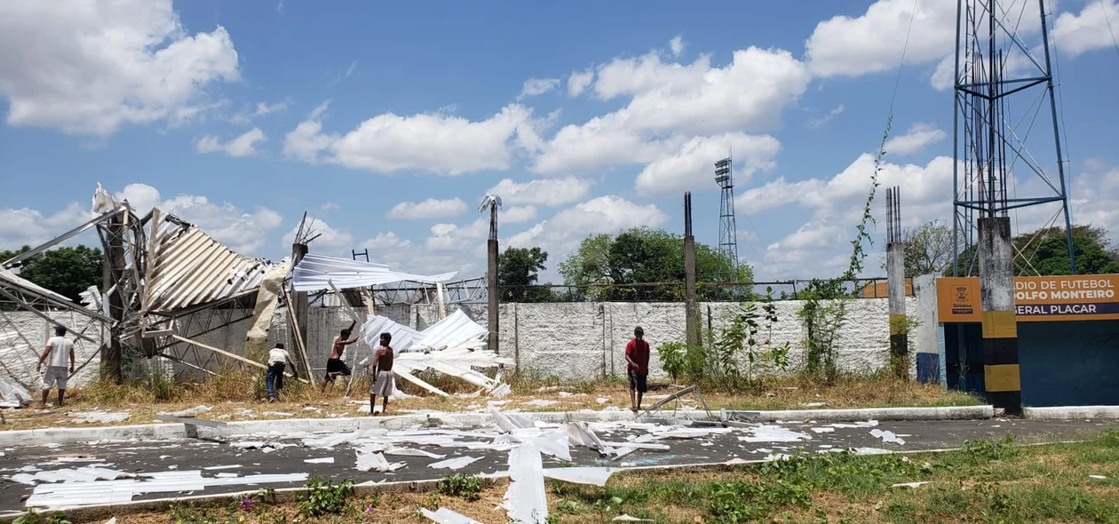 Telhado do Ginásio Verdão é destruído após ventania
