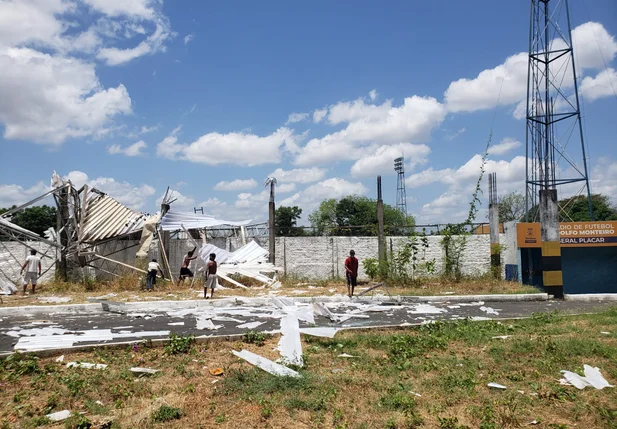 Telhado do Ginásio Verdão é destruído após ventania