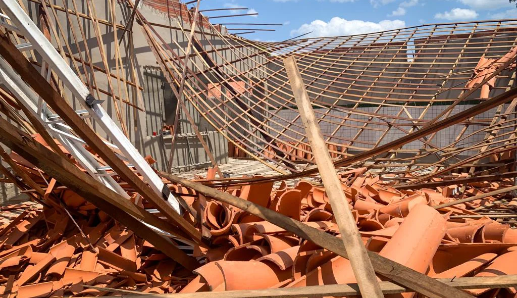 Teto de escola desaba em Teresina
