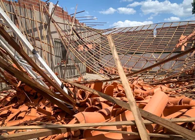 Teto de escola desaba em Teresina