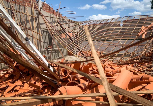Teto de escola desaba em Teresina
